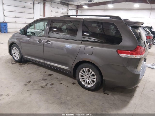 46289496 :رقم المزاد ، 5TDYK3DCXDS334073 vin ، 2013 Toyota Sienna Xle V6 8 Passenger مزاد بيع