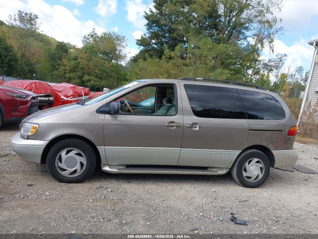 46289680 :رقم المزاد ، 4T3ZF13C2WU043308 vin ، 1998 Toyota Sienna Xle مزاد بيع