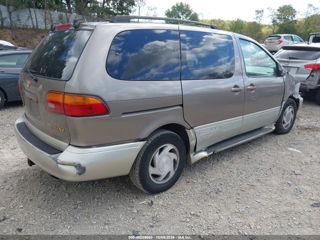 46289680 :رقم المزاد ، 4T3ZF13C2WU043308 vin ، 1998 Toyota Sienna Xle مزاد بيع