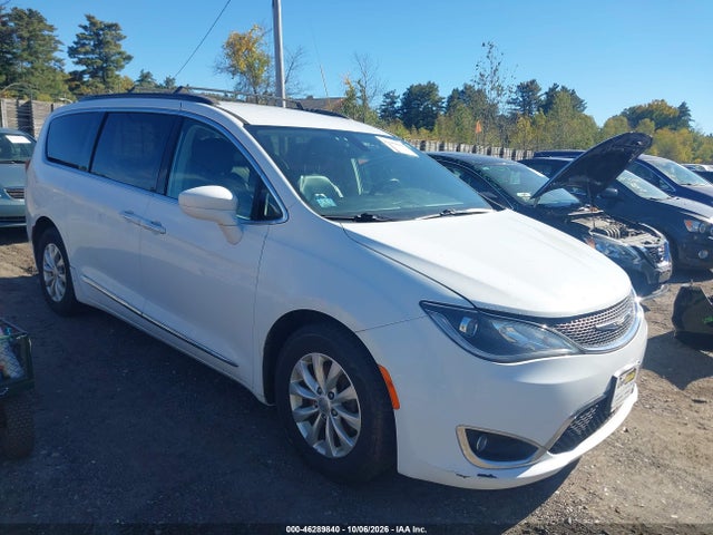 Продажа на аукционе авто 2017 Chrysler Pacifica Touring-l, vin: 2C4RC1BGXHR795851, номер лота: 46289840