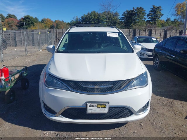 Продажа на аукционе авто 2017 Chrysler Pacifica Touring-l, vin: 2C4RC1BGXHR795851, номер лота: 46289840