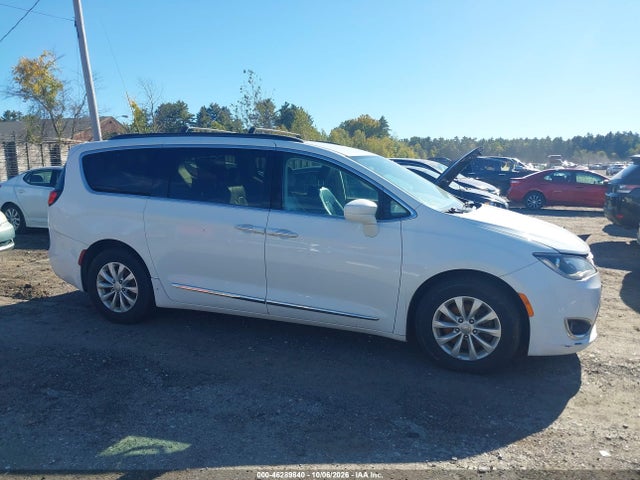 Продажа на аукционе авто 2017 Chrysler Pacifica Touring-l, vin: 2C4RC1BGXHR795851, номер лота: 46289840