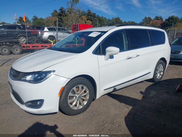 Продажа на аукционе авто 2017 Chrysler Pacifica Touring-l, vin: 2C4RC1BGXHR795851, номер лота: 46289840