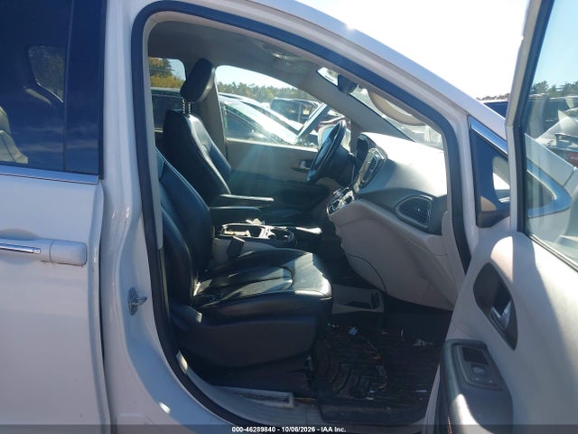 Продажа на аукционе авто 2017 Chrysler Pacifica Touring-l, vin: 2C4RC1BGXHR795851, номер лота: 46289840