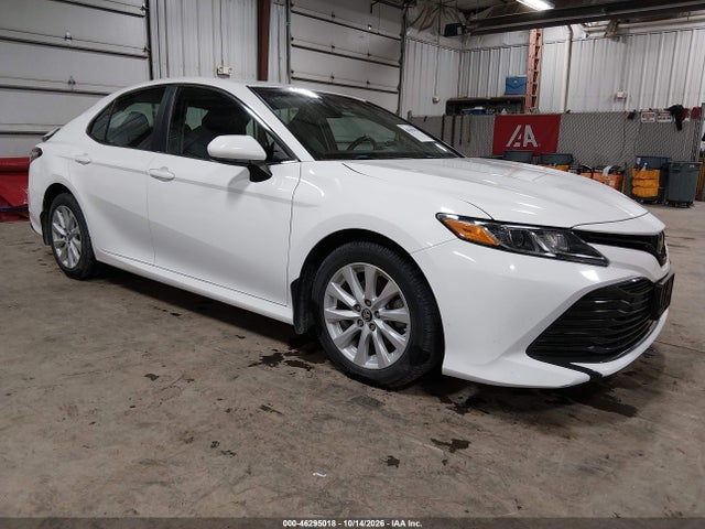 46295018 :رقم المزاد ، 4T1B11HK8JU607402 vin ، 2018 Toyota Camry Le مزاد بيع