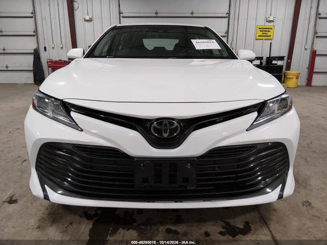 46295018 :رقم المزاد ، 4T1B11HK8JU607402 vin ، 2018 Toyota Camry Le مزاد بيع