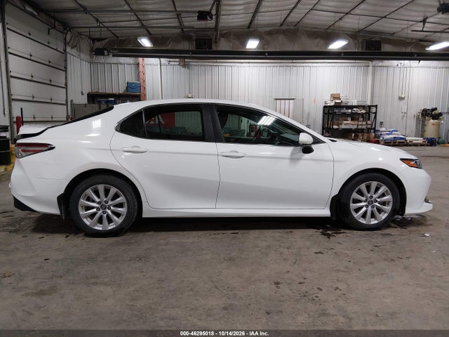 46295018 :رقم المزاد ، 4T1B11HK8JU607402 vin ، 2018 Toyota Camry Le مزاد بيع