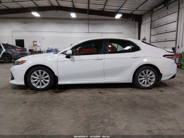46295018 :رقم المزاد ، 4T1B11HK8JU607402 vin ، 2018 Toyota Camry Le مزاد بيع