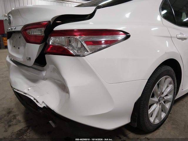 46295018 :رقم المزاد ، 4T1B11HK8JU607402 vin ، 2018 Toyota Camry Le مزاد بيع