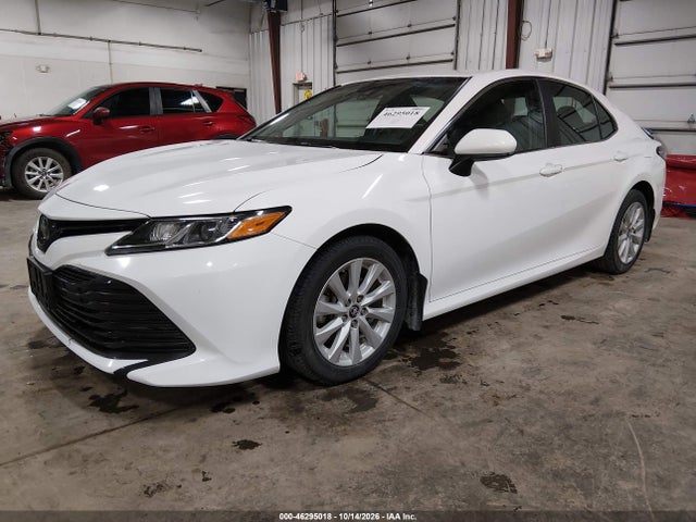 46295018 :رقم المزاد ، 4T1B11HK8JU607402 vin ، 2018 Toyota Camry Le مزاد بيع