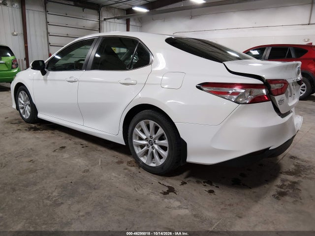 46295018 :رقم المزاد ، 4T1B11HK8JU607402 vin ، 2018 Toyota Camry Le مزاد بيع