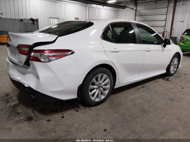 46295018 :رقم المزاد ، 4T1B11HK8JU607402 vin ، 2018 Toyota Camry Le مزاد بيع