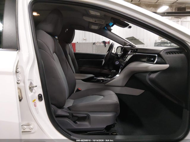 46295018 :رقم المزاد ، 4T1B11HK8JU607402 vin ، 2018 Toyota Camry Le مزاد بيع