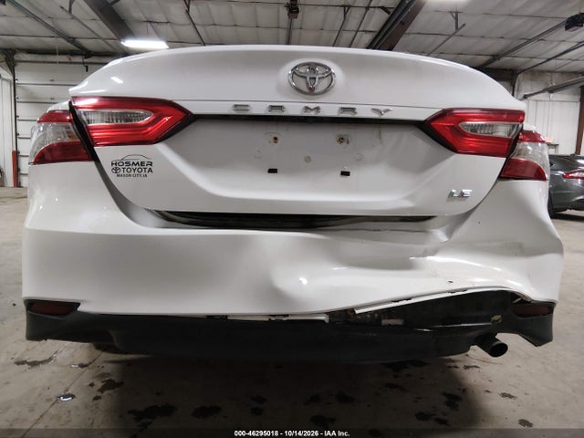 46295018 :رقم المزاد ، 4T1B11HK8JU607402 vin ، 2018 Toyota Camry Le مزاد بيع