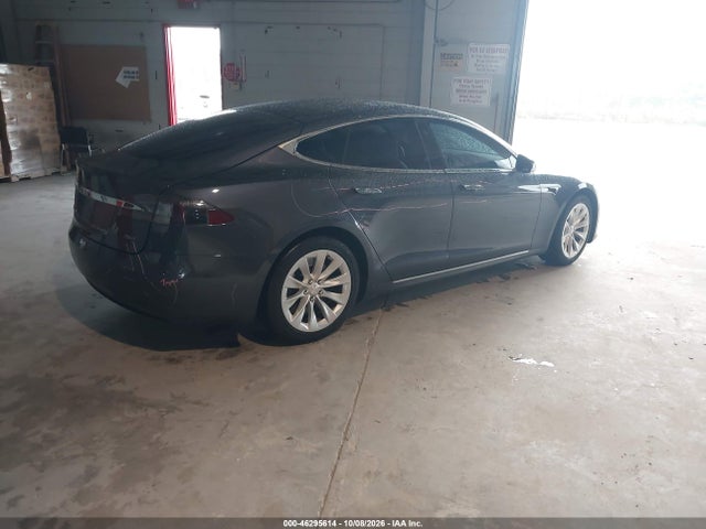 46295614 :رقم المزاد ، 5YJSA1E28JF297043 vin ، 2018 Tesla Model S 100d/75d/p100d مزاد بيع