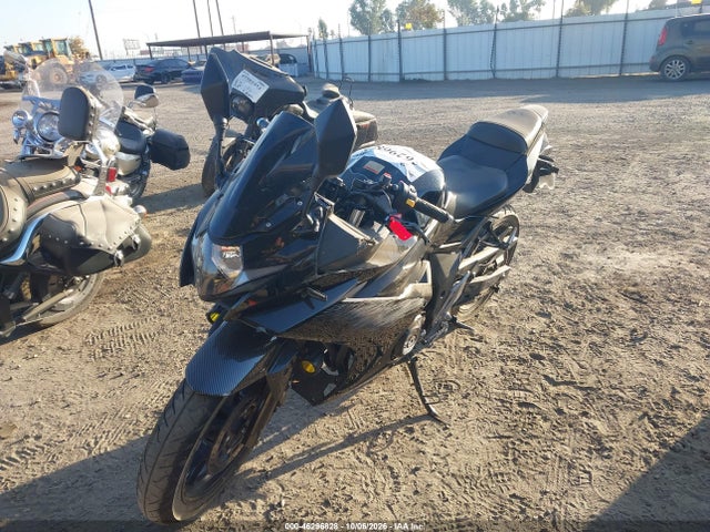 Suzuki GSX250R 2018 LC6DN11A8J1101956 Image 2