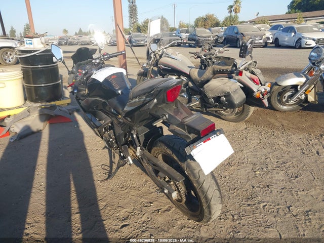 Suzuki GSX250R 2018 LC6DN11A8J1101956 Image 3