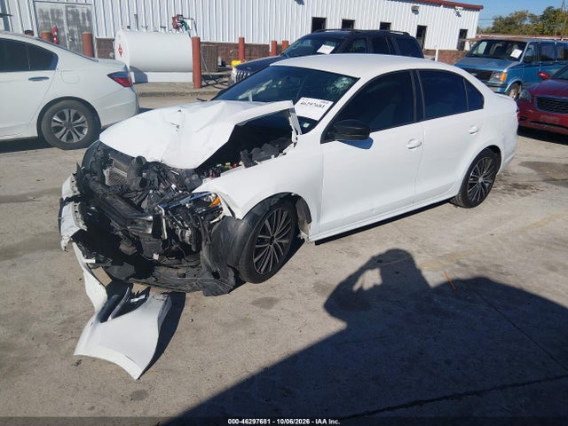 46297681 :رقم المزاد ، 3VWD17AJ5FM345686 vin ، 2015 Volkswagen Jetta 1.8t Sport مزاد بيع