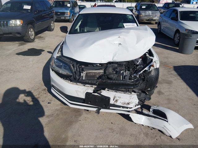 46297681 :رقم المزاد ، 3VWD17AJ5FM345686 vin ، 2015 Volkswagen Jetta 1.8t Sport مزاد بيع