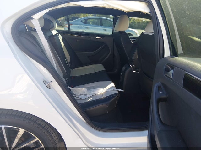 46297681 :رقم المزاد ، 3VWD17AJ5FM345686 vin ، 2015 Volkswagen Jetta 1.8t Sport مزاد بيع