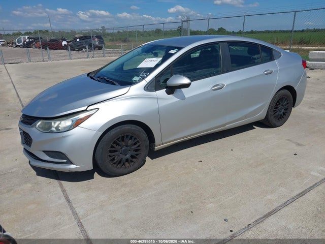 Chevrolet Cruze Ls Auto 2017 1G1BC5SM1H7233362 Image 2