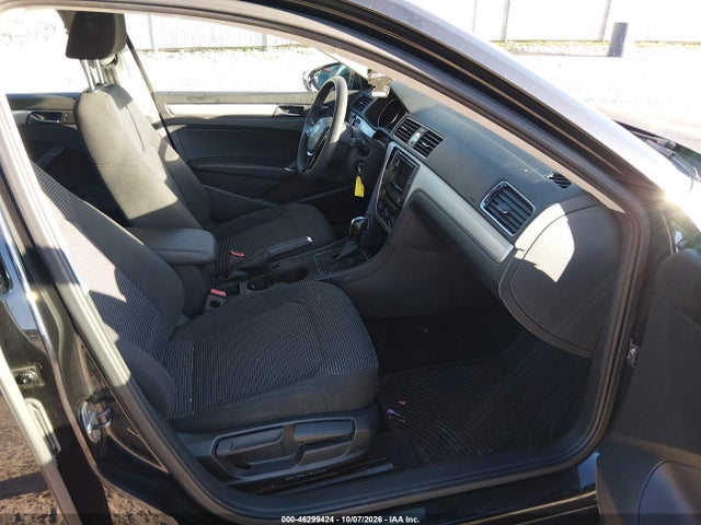 2017 Volkswagen Passat 1.8t S მანქანა იყიდება აუქციონზე, vin: 1VWAT7A32HC043811, აუქციონის ნომერი: 46299424