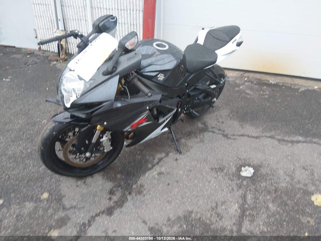 Suzuki GSX-R750 2015 JS1GR7MAXF2101277 Image 2