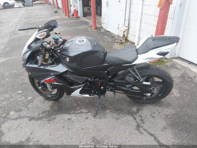 Suzuki GSX-R750 2015 JS1GR7MAXF2101277 Image 13