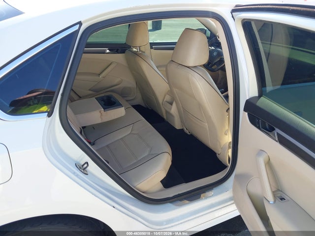 1VWDT7A35HC050782 Volkswagen Passat 1.8t R-line
