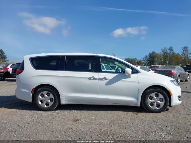 Chrysler Pacifica Hybrid Touring Plus 2017 2C4RC1H72HR837310 Image 13