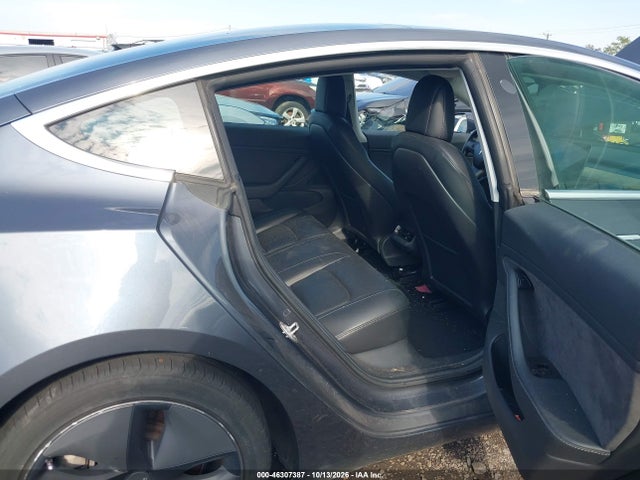 46307387 :رقم المزاد ، 5YJ3E1EAXJF158936 vin ، 2018 Tesla Model 3 Long Range/mid Range مزاد بيع