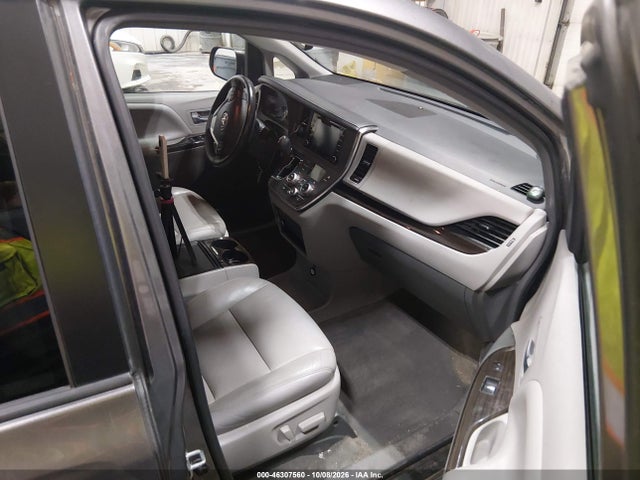 46307560 :رقم المزاد ، 5TDDZ3DC5JS197260 vin ، 2018 Toyota Sienna Xle 7 Passenger مزاد بيع