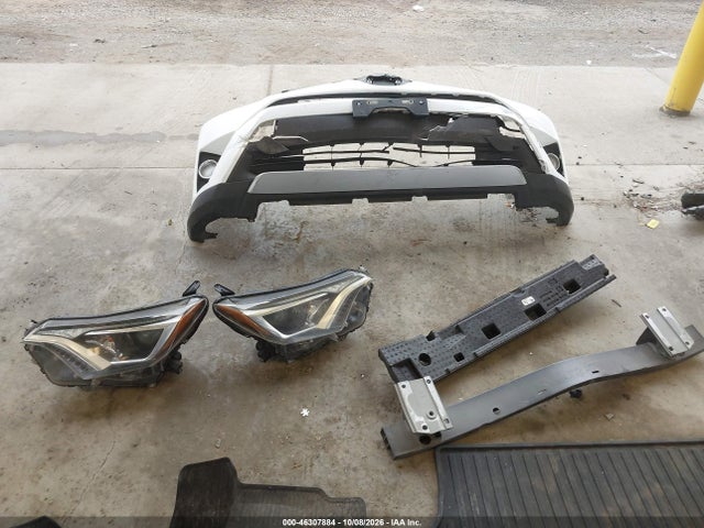 JTMRJREVXJD226151 Toyota Rav4 Hybrid Xle