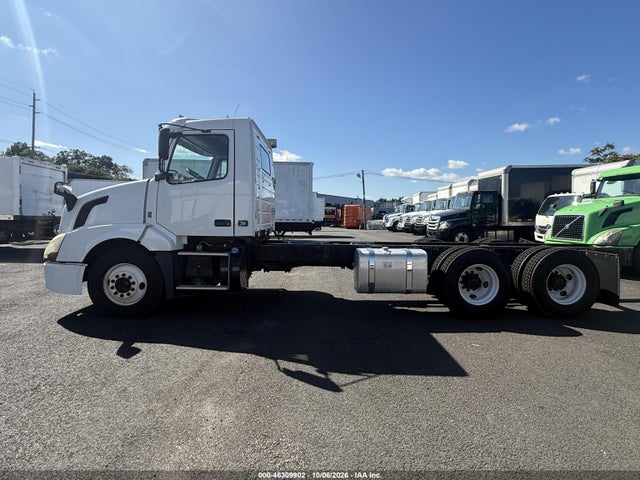 Продаж на аукціоні авто 2017 Volvo Vnl, vin: 4V5NC9DG5HN980297, номер лоту: 46309902