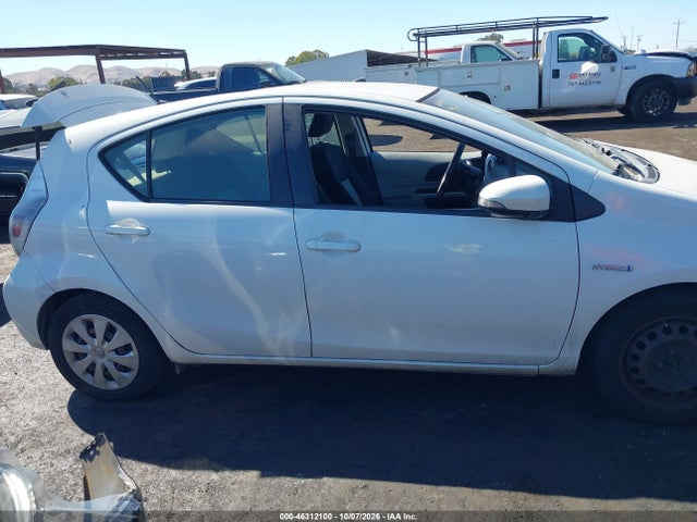 Toyota Prius C Two 2014 JTDKDTB33E1562496 Image 13