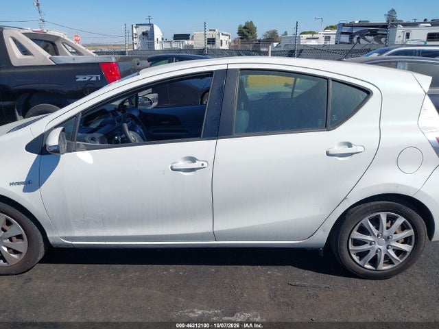 Toyota Prius C Two 2014 JTDKDTB33E1562496 Image 14