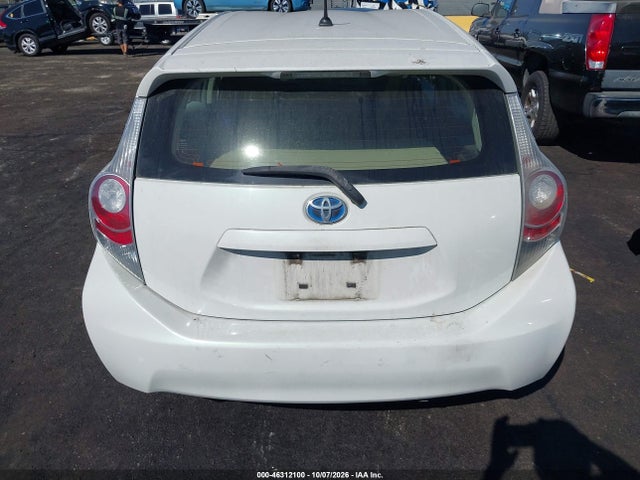 Toyota Prius C Two 2014 JTDKDTB33E1562496 Image 16