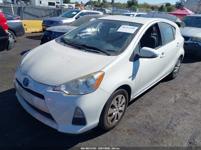Toyota Prius C Two 2014 JTDKDTB33E1562496 Image 2