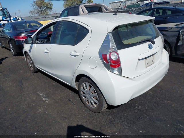 Toyota Prius C Two 2014 JTDKDTB33E1562496 Image 3