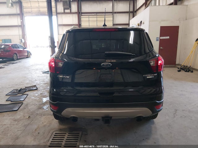 1FMCU9J9XKUC04055 Ford Escape Titanium