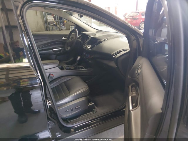 1FMCU9J9XKUC04055 Ford Escape Titanium