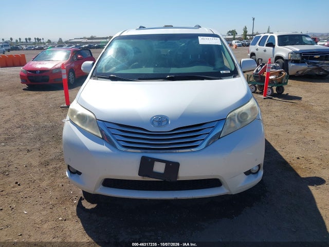 46317235 :رقم المزاد ، 5TDYK3DC8DS302318 vin ، 2013 Toyota Sienna Limited V6 7 Passenger مزاد بيع