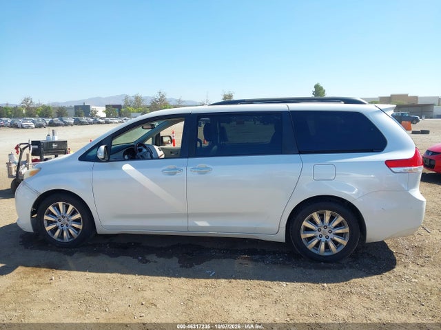 46317235 :رقم المزاد ، 5TDYK3DC8DS302318 vin ، 2013 Toyota Sienna Limited V6 7 Passenger مزاد بيع