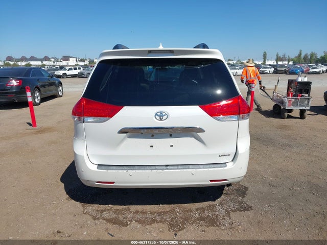 46317235 :رقم المزاد ، 5TDYK3DC8DS302318 vin ، 2013 Toyota Sienna Limited V6 7 Passenger مزاد بيع