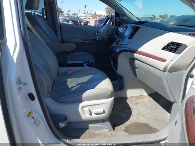 46317235 :رقم المزاد ، 5TDYK3DC8DS302318 vin ، 2013 Toyota Sienna Limited V6 7 Passenger مزاد بيع