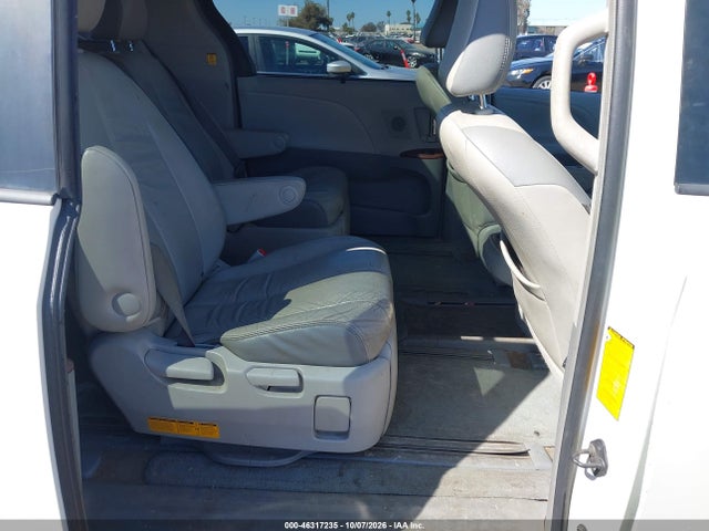 46317235 :رقم المزاد ، 5TDYK3DC8DS302318 vin ، 2013 Toyota Sienna Limited V6 7 Passenger مزاد بيع