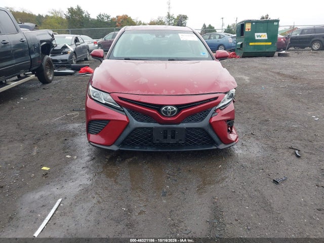 46321186 :رقم المزاد ، 4T1B11HK0JU617468 vin ، 2018 Toyota Camry Se مزاد بيع