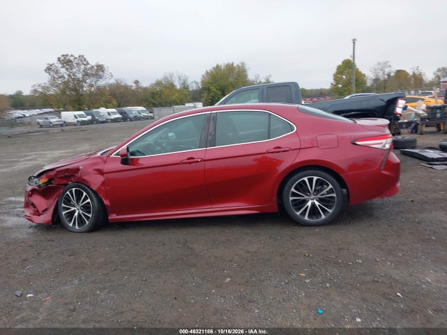 46321186 :رقم المزاد ، 4T1B11HK0JU617468 vin ، 2018 Toyota Camry Se مزاد بيع
