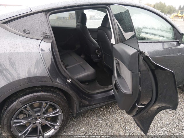 Tesla Model Y Long Range Dual Motor All-wheel Drive 2024 7SAYGDEE2RF166273 Image 8
