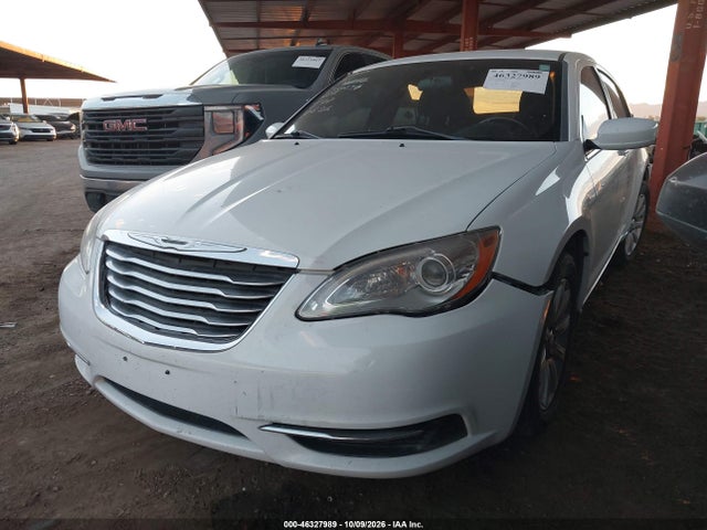 Chrysler 200 Touring 2014 1C3CCBBB5EN118042 Image 2